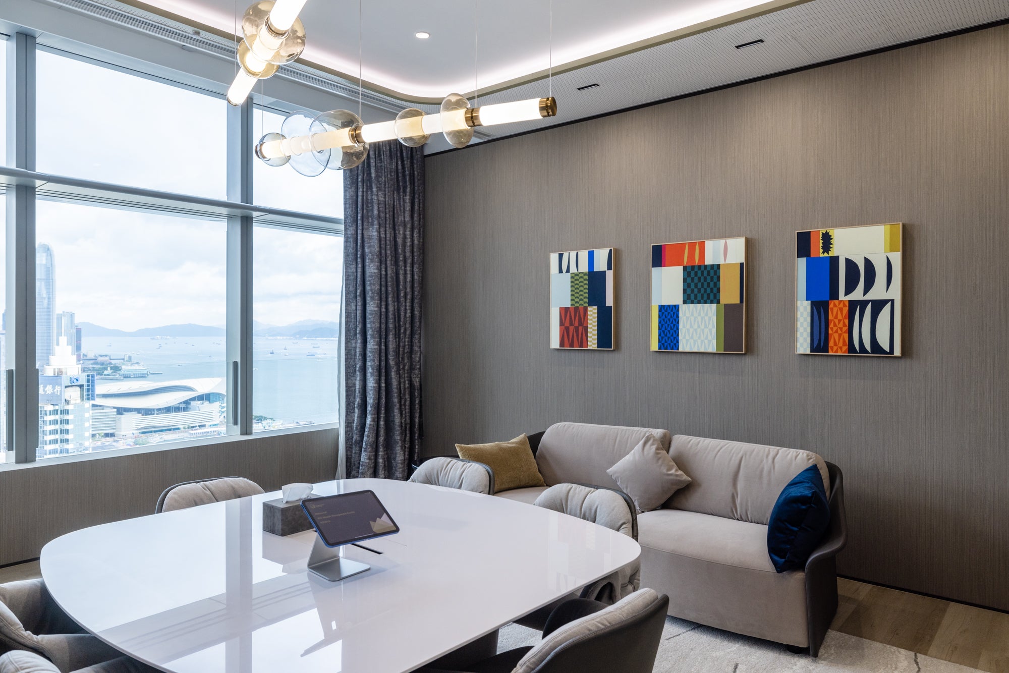 Contemporary abstract artwork by Scott Sueme installed in Hong Kong AIA Client Centre curated by The Picturesque.